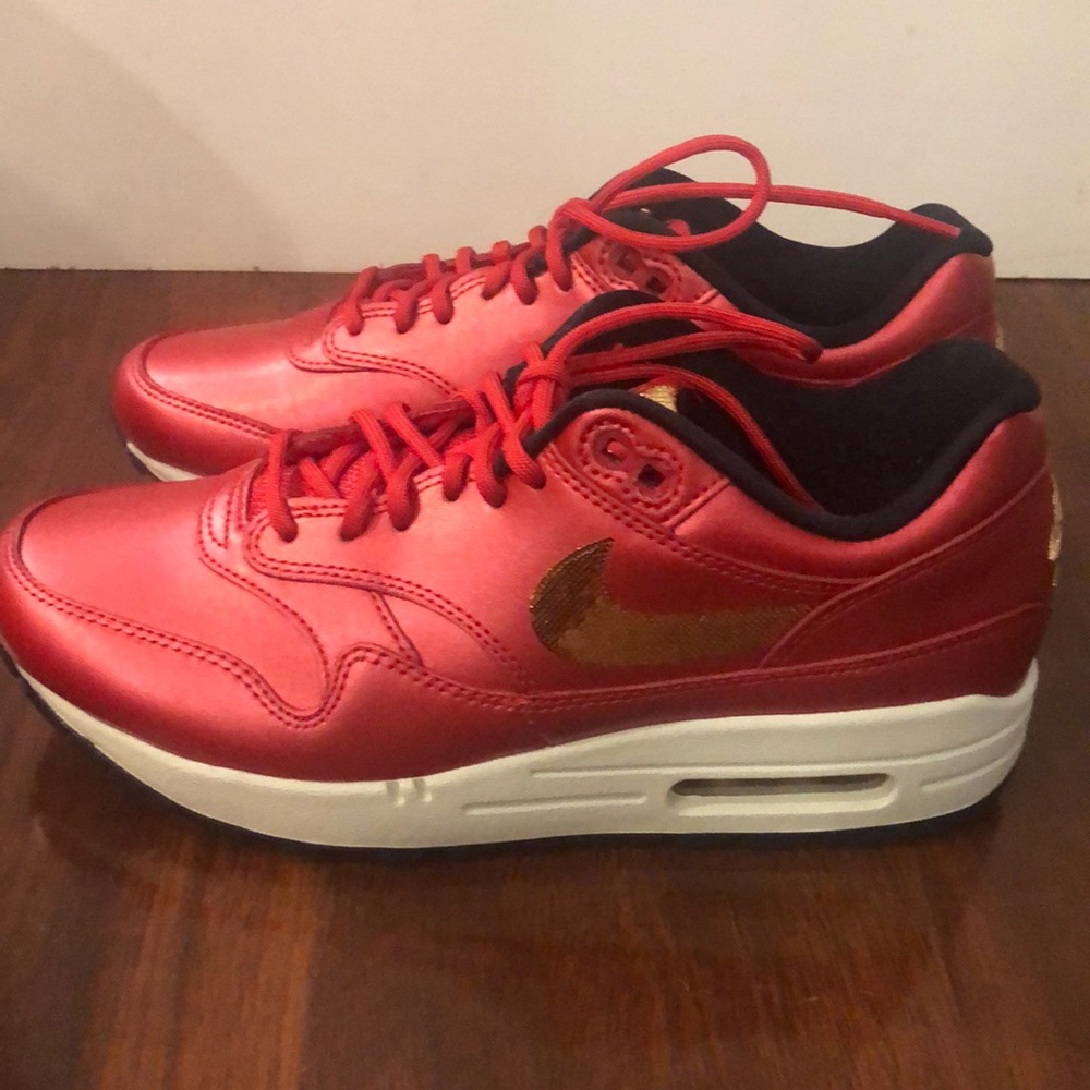 NEW Nike’s